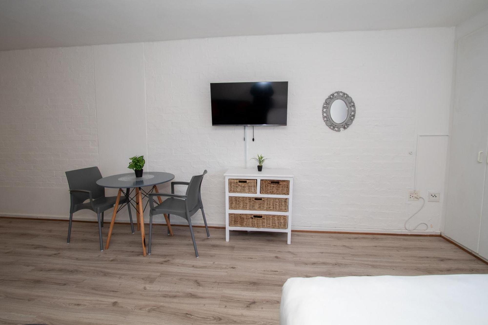 Romantic At Harbour Terrace, Green Point Apartment *